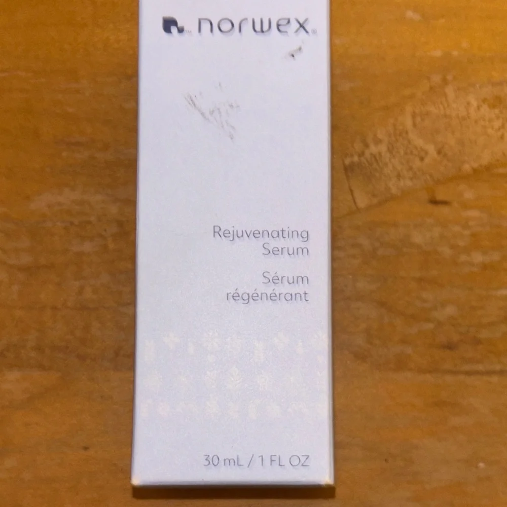 Norwex Rejuvenating Serum - White - Picture 2 of 9